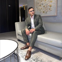 Dia kerap memamerkan berbagai foto yang menunjukkan kekayaan mulai dari naik jet pribadi, ngebut dengan Ferrari, bersantai di kapal pesiar, hingga berpakaian necis. Foto: Instagram/@simon_leviev_official