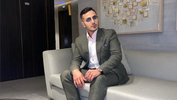 Sementara itu, Simon Leviev menolak disebut sebagai penipu dan mengatakan akan memberikan penyataan resminya sendiri. Foto: Instagram/@simon_leviev_official