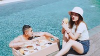 Sibad begitu ia kerap disapa juga membagikan momen romantisnya bersama Krisjiana Baharudin saat menikmati floating breakfast. Pedangdut ini tampak menikmati segelas jus. Foto: Instagram @sitibadriahh
