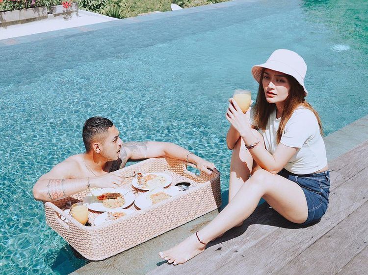 Momen Romantis Siti Badriah dan Krisjiana Baharudin Saat Makan Bersama