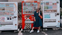 Pernah mengunjungi Tokyo beberapa tahun lalu, ini pose keren Siti Badriah di depan deretan vending machine minuman. Foto: Instagram @sitibadriahh