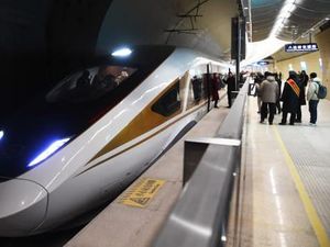 Foto: Kereta Berkecepatan Tinggi dan Stasiun Kereta Api Terdalam di Dunia