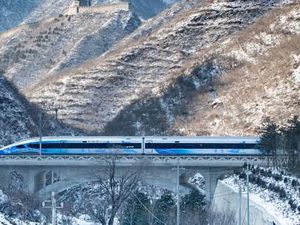 Tanpa Masinis, Kereta Ini Melaju Cepat di Bawah Tembok Besar China