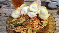 Selain bisa menjajal aneka tahu lembut, kamu juga bisa memesan beragam makanan lainnya. Kini di Pabrik Tahu Na Po Tet punya beragam menu makanan enak layaknya restoran.  Foto: detikFood/Devi S. Lestari