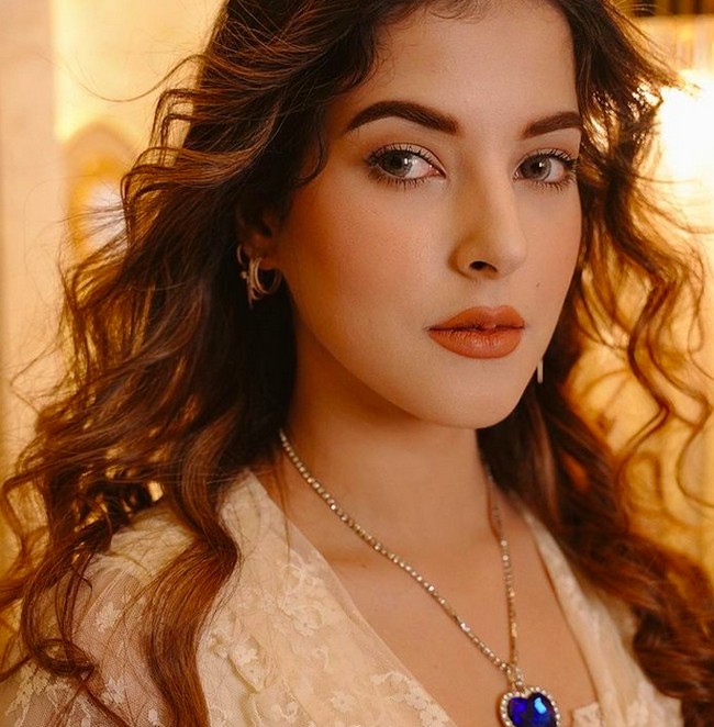 Sayang amat yaaa dibuang 😩😩😩 abis rosalinda skrg rose titanic wkwkwk abis ini recreate siapa lagiii?!? tulisnya menemani keterangan video tersebut. Di bagian akhir video, kalung tersebut dibuang ke air seperti di film Titanic.  Foto: Instagram/@tasyafarasya