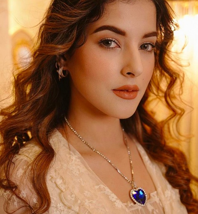 Tasya Farasya kembali unjuk kebolehan berdandan seperti bintang terkenal. Kali ini, karakter Rose Dewitt Bukater dari film Titanic, yang diperankan oleh Kate Winslet, menjadi inspirasinya. (Foto: Instagram/@tasyafarasya)