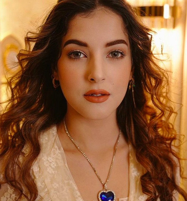 Ia mengunggah foto-foto hasil dandanannya tersebut di Instagram, Kamis (3/2/2022). Selamat pagi dari kate wingstop, canda beauty YouTuber itu di keterangan fotonya kepada 4,9 juta pengikutnya. Unggahan tersebut telah mendapat 220 ribuan likes. (Foto: Instagram/@tasyafarasya)