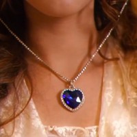 Untuk menambah kemiripan, Tasya Farasya juga memakai aksesori replika kalung Heart of the Ocean. (Foto: Instagram/@tasyafarasya)