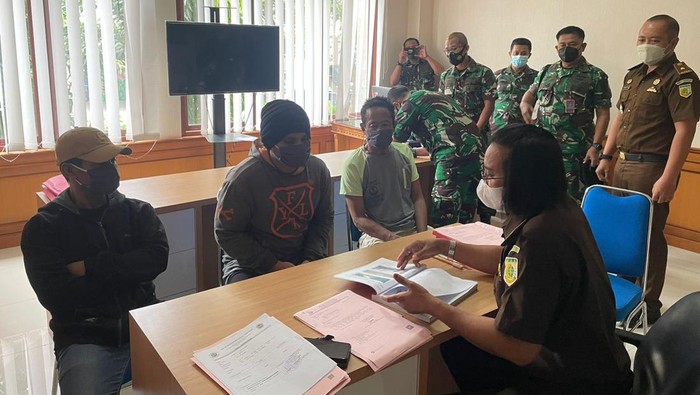 Tiga ABK asal NTB penyelundup 32 ekor penyu hijau di Bali diserahkan ke Kejari Badung.