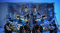 Suzuki tetap mempertahankan duet Alex Rins dan Joan Mir dibalik kemudi GSX-RR. Namun untuk kelir dan grafis motornya, kini dibuat lebih gahar dengan aksen gelap. Foto: Dok. MotoGP