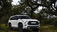 Toyota Amerika akan menjual model ini dalam lima varian, yakni SR5, Limited, Platinum, TRD Pro, dan Capstone. Toyota Sequoia 2023 akan tersedia di dealer-dealer di Amerika Serikat pada pertengahan tahun 2022 ini. Foto: Dok. Toyota