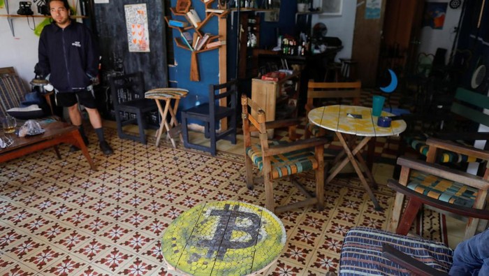 Trader Kripto Bisa Cuan Kalo Nongkrong di Cafe Ini People pass their time at a cafe which has dozens of screens showing the latest trends and prices on various cryptocurrencies for their crypto investors' customers in Nakhon Ratchasima, Thailand January 21, 2022. Picture taken January 21, 2022. REUTERS/Soe Zeya Tun