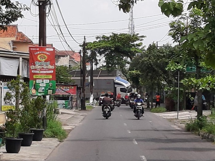 Truk berisi drum oli terperosok di Jalan Pakel, Banyuanyar, Banjarsari.