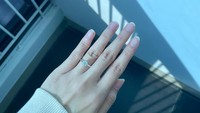 Cincin itu diterima oleh Alca Octaviani dan sudah melingkari jari manisnya di tangan kiri. Foto: Instagram @