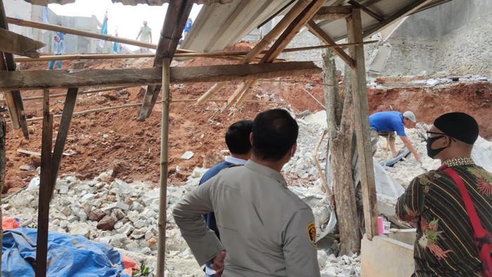 Turap yang sedang dibangun di rumah warga di wilayah Cipayung, Kota Depok, longsor menghantam rumah warga lainnya. Akibatnya, satu rumah warga hancur dan dua ekor kambing mati tertimpa turap yang longsor.