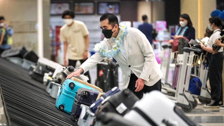 Turis Asing kembali ke Bali Pemerintah Republik Indonesia mulai melayani kembali penerbangan Internasional ke Bali, yang berlaku efektif pada 4 Februari 2022, ditandai dengan mendaratnya penerbangan inagurasi oleh pesawat Garuda Indonesia dari Bandara Narita, Jepang, ke Bandara I Gusti Ngurah Rai Denpasar.
