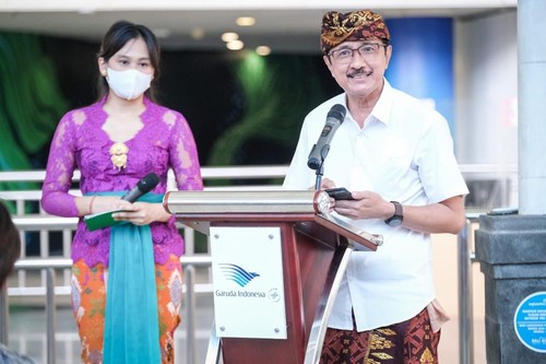 Kepala Dinas Pariwisata Provinsi Bali, Tjok Bagus Pemayun saat menyambut turis asing yang tiba di Bali.