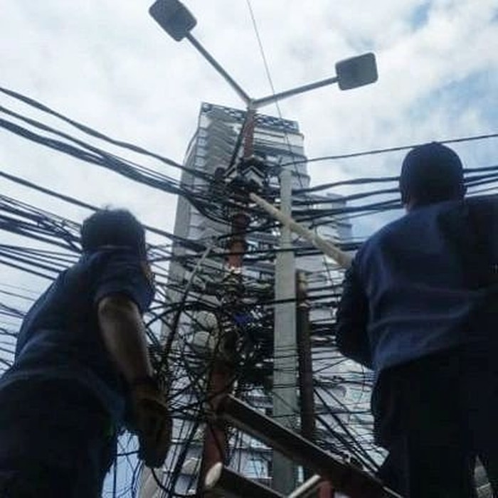 Ular sanca sepanjang 2 meter melilit di tiang listrik dengan ketinggian sekitar 4 meter. Ular tersebut ditemukan warga sekitar. (Instagram @humasjakfire)
