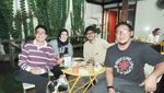 Gaya Keren Umay Shahab Ngopi Bareng Sutradara Profesional