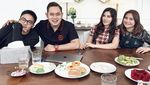 Gaya Keren Umay Shahab Ngopi Bareng Sutradara Profesional