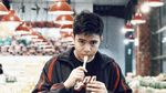 Gaya Keren Umay Shahab Ngopi Bareng Sutradara Profesional