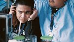 Gaya Keren Umay Shahab Ngopi Bareng Sutradara Profesional