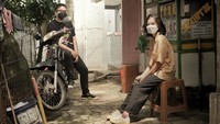 Nah, kalau yang satu ini adalah momen Umay saat memainkan peran. Dalam skenarionya ia terlihat duduk di depan warung ketoprak. Foto: Instagram @umayshahab