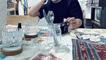 Gaya Keren Umay Shahab Ngopi Bareng Sutradara Profesional