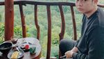 Gaya Keren Umay Shahab Ngopi Bareng Sutradara Profesional