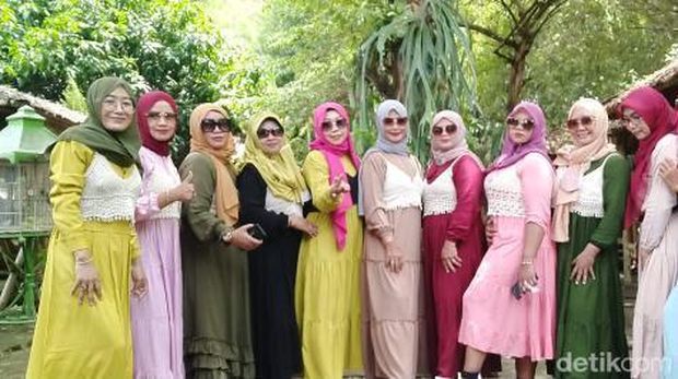 Viral emak-emak yang fashion show pamer 'pekerjaan suami' di TikTok.