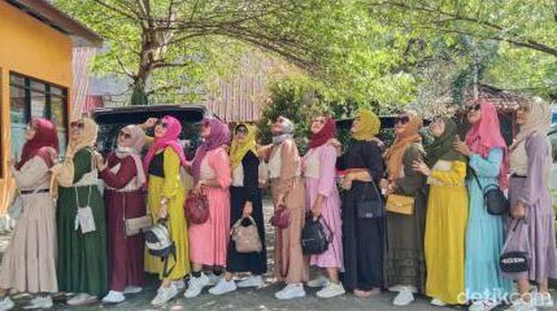 Viral emak-emak yang fashion show pamer 'pekerjaan suami' di TikTok.