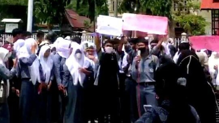 Viral guru-siswa di Palopo geruduk kepala sekolah yang tak transparan dana BOS (Dok. Istimewa)
