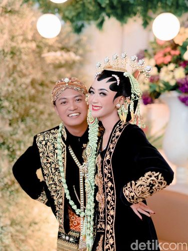 Viral pria yang merias sendiri sang istri saat acara unduh mantu.