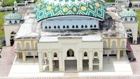 Masjid yang dibangun dengan arsitektur perpaduan Timur Tengah dan Aceh tersebut merupakan salah satu objek wisata religi termegah di pulau Simeulue.  