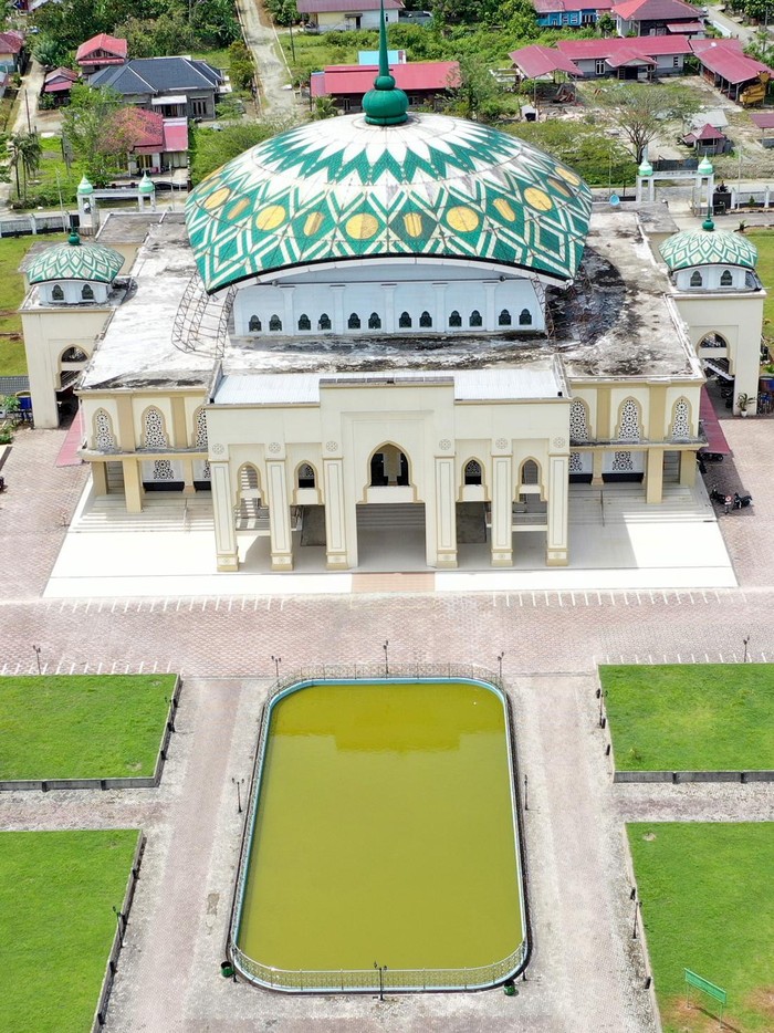 Foto udara Masjid Agung Tgk Khalilullah di Kabupaten Simeulue, Aceh, Kamis (3/2/2022). Masjid Agung Tgk Khalilullah yang dibangun pada tahun 2009 yang memiliki daya tampung jamaah 4000 orang dengan arsitektur perpaduan Timur Tengah dan Aceh  tersebut merupakan salah satu objek wisata religi termegah di pulau Simeulue. ANTARA FOTO/Syifa Yulinnas/YU