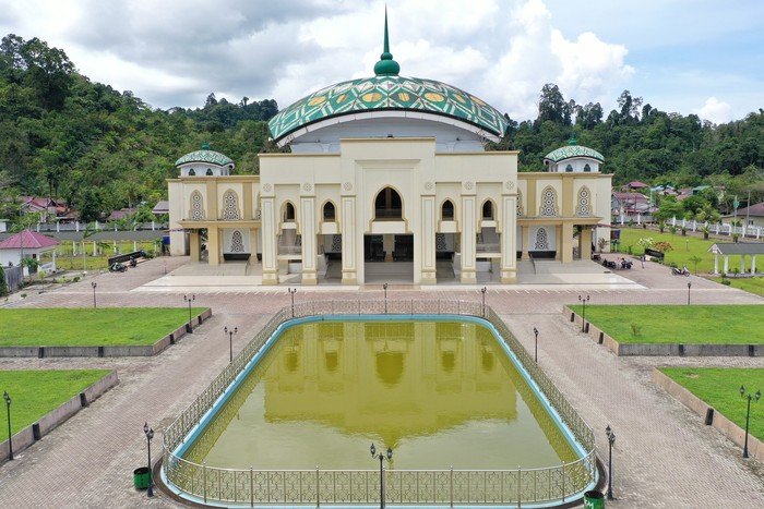 Foto udara Masjid Agung Tgk Khalilullah di Kabupaten Simeulue, Aceh, Kamis (3/2/2022). Masjid Agung Tgk Khalilullah yang dibangun pada tahun 2009 yang memiliki daya tampung jamaah 4000 orang dengan arsitektur perpaduan Timur Tengah dan Aceh  tersebut merupakan salah satu objek wisata religi termegah di pulau Simeulue. ANTARA FOTO/Syifa Yulinnas/YU