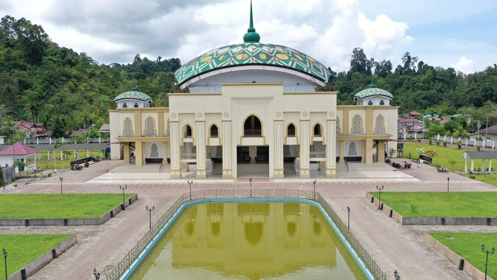 Foto udara Masjid Agung Tgk Khalilullah di Kabupaten Simeulue, Aceh, Kamis (3/2/2022). Masjid Agung Tgk Khalilullah yang dibangun pada tahun 2009 yang memiliki daya tampung jamaah 4000 orang dengan arsitektur perpaduan Timur Tengah dan Aceh  tersebut merupakan salah satu objek wisata religi termegah di pulau Simeulue. ANTARA FOTO/Syifa Yulinnas/YU