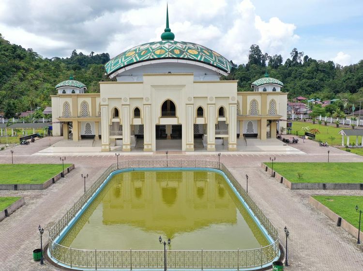Potret Masjid Termegah Gaya Timur Tengah di Simeule Aceh