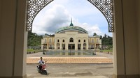 Pengedara melintas di halaman Masjid Agung Tgk Khalilullah, Kabupaten Simeulue, Aceh, Kamis (3/2/2022).