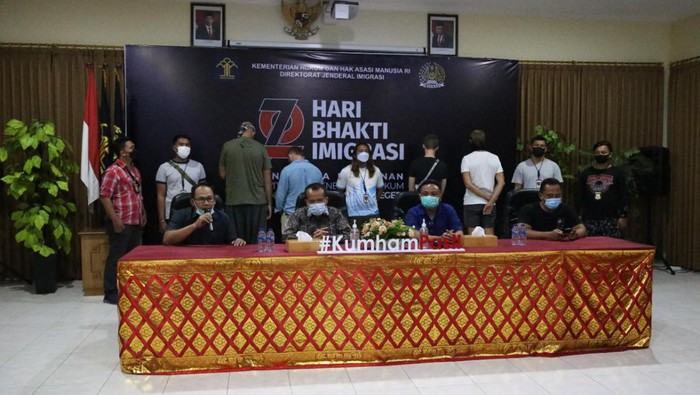 4 WNA terlibat penganiayaan-pengeroyokan WN Ukraina di Bali (hadap belakang) diserahkan ke Rudenim Denpasar oleh Ditreskrimum Polda Bali.