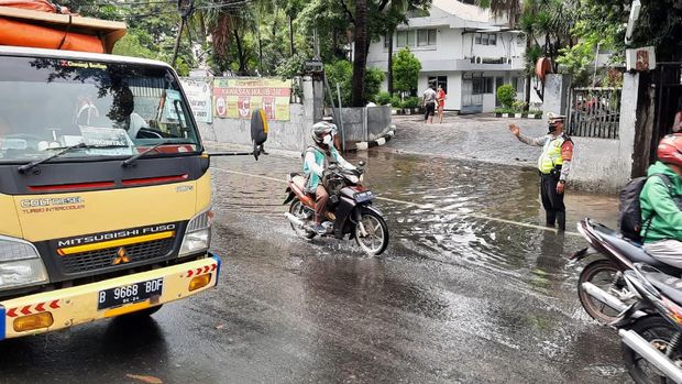 Ada Genangan Air 20 Cm di Jalan Daan Mogot Jakbar, Lalin Tersendat
