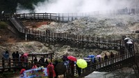 Wisatawan mengunjungi Kawah Sikidang Dieng di Kabupaten Banjarnegara, Jawa Tengah, Sabtu (5/2/2022).