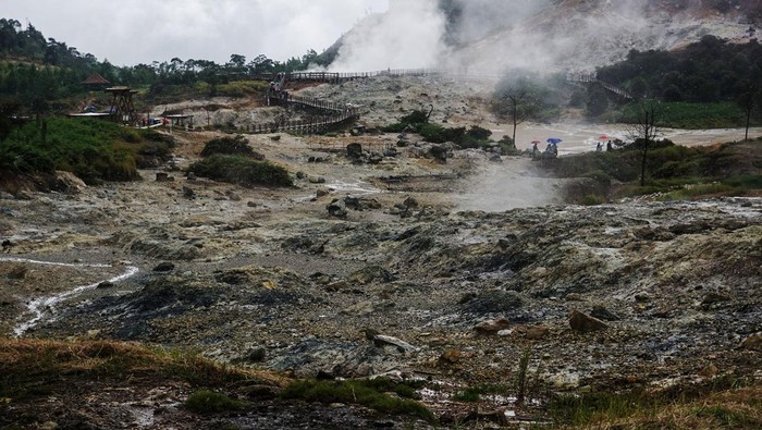 Akhir Pekan, Kawah Sikidang Ramai Dikunjungi Wisatawan Wisatawan mengunjungi Kawah Sikidang Dieng di Kabupaten Banjarnegara, Jawa Tengah, Sabtu (5/2/2022). Wisata Kawah Sikidang ramai dikunjungi wisatawan domestik saat akhir pekan. ANTARA FOTO/Harviyan Perdana Putra/rwa.