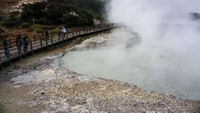Kawah Sikidang adalah salah satu objek wisata yang mudah dicapai dan dinikmati dibandingkan kawah-kawah lainnya di Dieng.