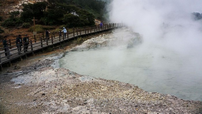 Wisatawan mengunjungi Kawah Sikidang Dieng di Kabupaten Banjarnegara, Jawa Tengah, Sabtu (5/2/2022). Wisata Kawah Sikidang ramai dikunjungi wisatawan domestik saat akhir pekan. ANTARA FOTO/Harviyan Perdana Putra/rwa.