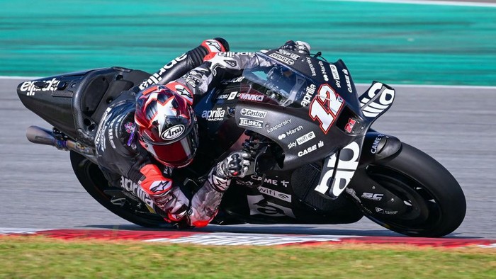 Aprilia Racings Spanish rider Aleix Espargaro takes a corner during the first day of the pre-season MotoGP winter test at the Sepang International Circuit in Sepang on February 5, 2022. (Photo by Ahmad Fadali / AFP)