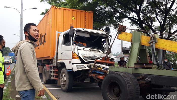 Arus lalu lintas di Jalan Solo-Semarang pascakecelakaan truk, Sabtu (5/2/2022).
