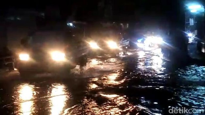 Hujan deras menyebabkan banjir di sejumlah tempat di Bangil dan Beji, Kabupaten Pasuruan. Banjir menyebabkan arus lalu lintas di jalur pantura macet parah.