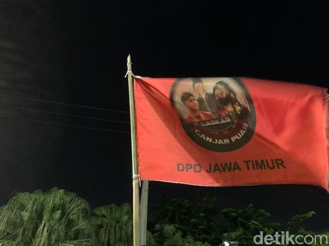 Bendera Ganjar Pranowo-Puan Maharani bertebaran di Surabaya. Dalam bendera berwarna merah tersebut juga terpampang wajah Bung Karno.