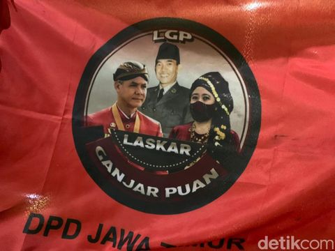 Bendera Ganjar Pranowo-Puan Maharani bertebaran di Surabaya. Dalam bendera berwarna merah tersebut juga terpampang wajah Bung Karno.